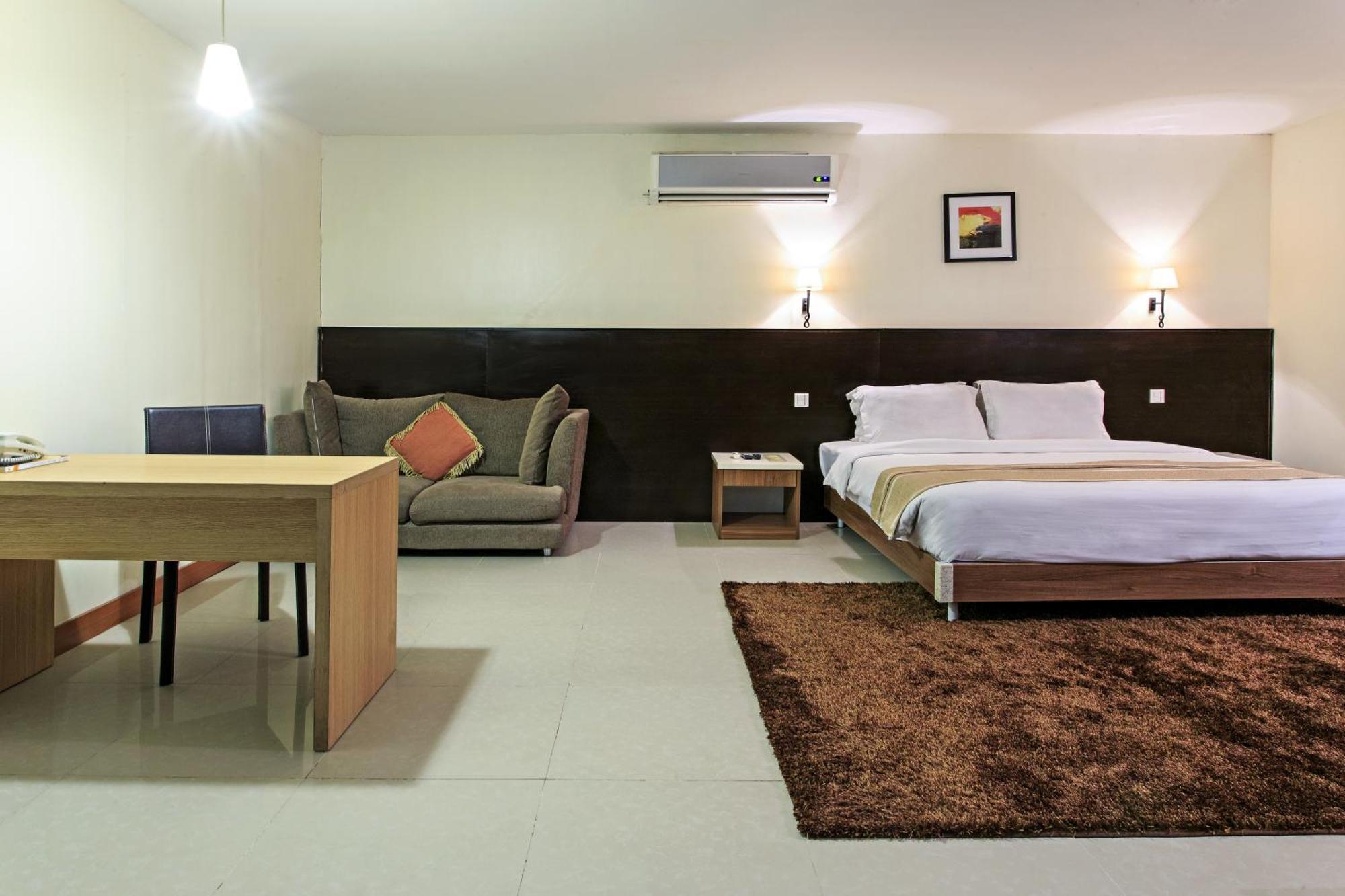 The Orchard Cebu Hotel & Suites Room photo